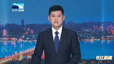 老人电梯遇险 少年飞身相助