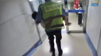身边的感动｜幼童突发急性哮喘 交警仅用四分钟紧急送医