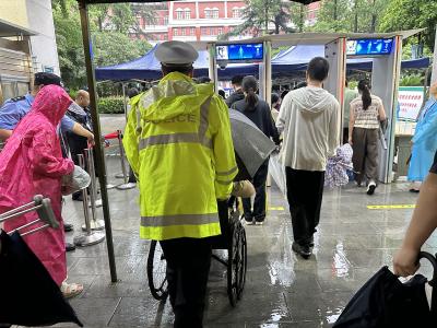 暴雨中的暖心护航！警消联手为轮椅考生打开“绿色通道”