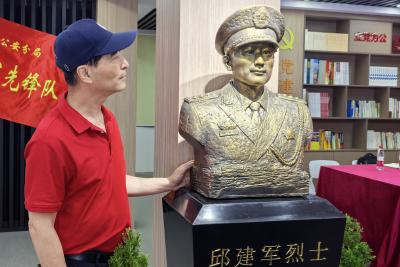 英雄从未远去，邱建军牺牲一周年后，烈士雕像在汉落成 
