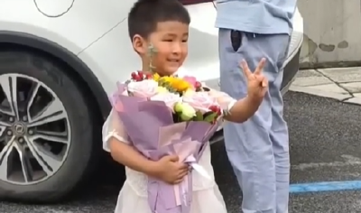 姐姐点名要的应援！考场外弟弟穿粉色旗袍为姐姐加油 网友直呼仪式感拉满
