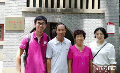 学霸的浪漫太硬核！武大博士千里坐卧铺来汉，只为这一刻妻子拨穗礼成