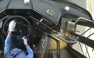 “心里都是甜的！” 武汉公交司机急停买糖，救助低血糖乘客获点赞