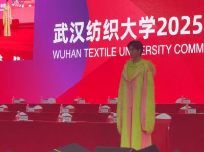 毕业典礼秒变时装周   网友：这很纺织大学！