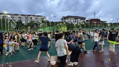 华农毕业季泼水节名场面 毕业生拖鞋卡脚笑翻全场