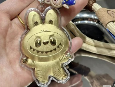 水贝商家销售“Labubu”造型金饰受欢迎，价格不到1000元！泡泡玛特回应侵权问题