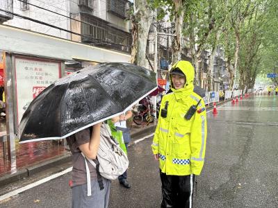 “最温柔女警”用武汉话喊话考生：“大家都往线上走，争取过线！”