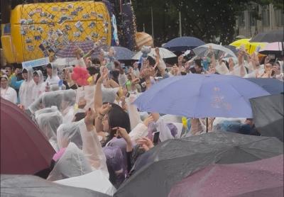 满屏的青春感！华农雨中毕业巡游秒变大型“蹦迪现场”