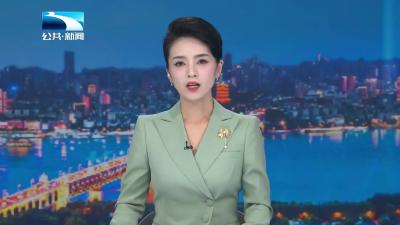 身边的感动：上班早高峰突发交通事故  众人抬车合力救人