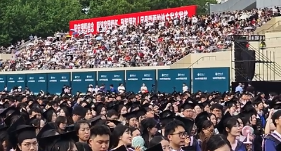 ​从全国各地奔赴而来的“爱”！广东一家带“粤式”应援手幅专程来为毕业的女儿“撑场”