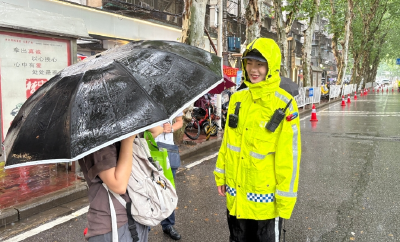 “最温柔女警”用武汉话喊话考生：“大家都往线上走，争取过线！”
