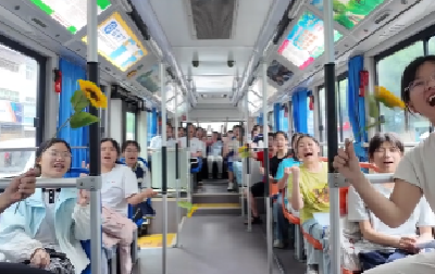 36台定制公交雨中护航 1400余名武汉考生顺利赴考