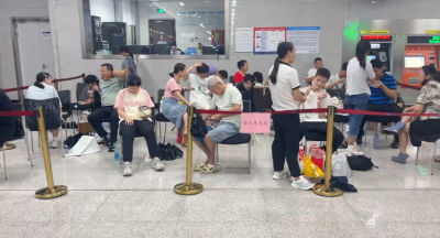 武汉地铁为中考家长设立“爱心候考区”