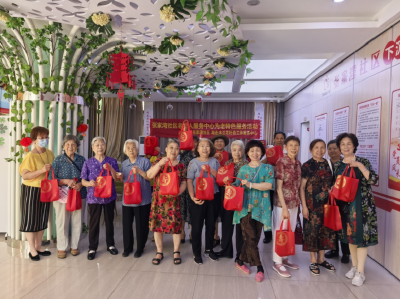 共庆寿辰！社区举行老人年集体生日会