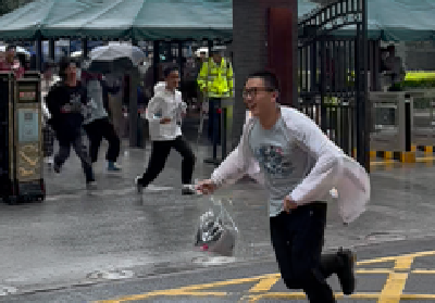 属于“00后”的初中时代结束！武汉中考生们一路狂奔出考场