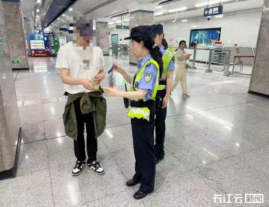 大意考生遗失身份证、准考证 轨道民警多方查询找到失主