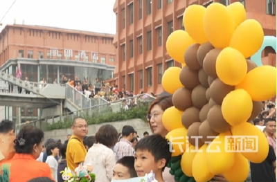 “社死级”硬核应援 中考“花”样喜加一 花样也能整“花活”