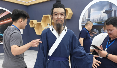 机器人“屈原本原”端午送祝福！现场围观群众直呼太像了