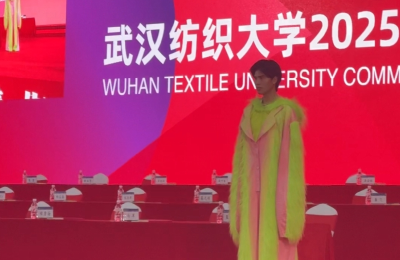 毕业典礼秒变时装周   网友：这很纺织大学！