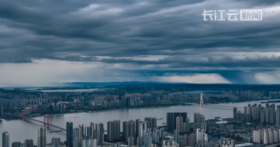 今晨，武汉出现雨幡奇观！