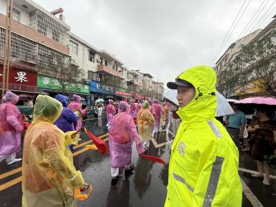 中考首场遇暴雨，武汉9.85万考生无一误考