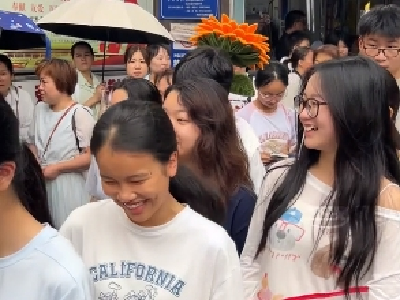 直击荆州中考首日！少年们意气风发进考场 雨大 梦想更大！