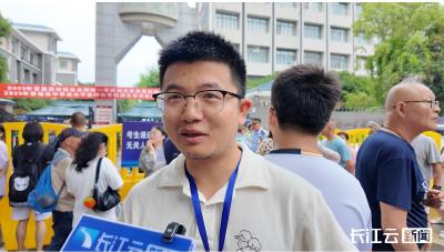 27岁“朋哥”考场外守候：我的第一届学生，我的第一次送考