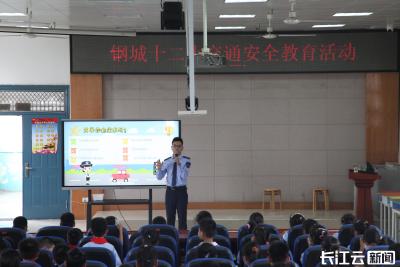 公交“移动课堂”开进校园，安全知识“萌”入童心