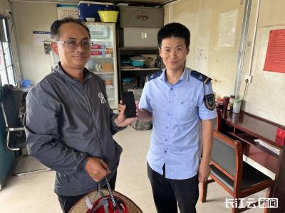 停车场“躺”着一部手机 公交司机物归原主