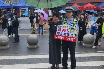 武汉交警“过线哥”成考场打卡点，家长：很用心，很暖心