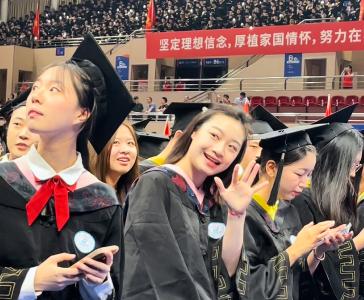奥运冠军昌雅妮穿上了学士服 谁懂这一刻的“含金量”