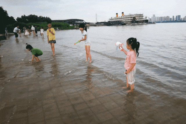武汉长江水位猛涨，“一家五口”还好吗？