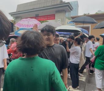 从“起飞”到“没没没没没”！考场外小伙上演最萌反差