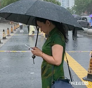 高考第二天，暴雨中的这位妈妈让人心疼又感动！