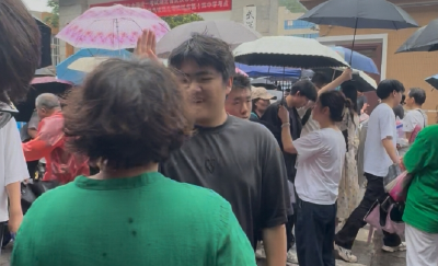 从“起飞”到“没没没没没”！考场外小伙上演最萌反差
