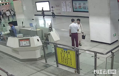 地铁乘客双肩包遗落 10分钟后物归原主
