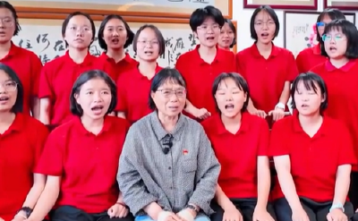 旗开得胜 金榜题名！张桂梅带领学生为高考学子送祝福