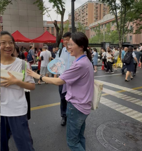 高考考场外又见“紫衣天团”！熟悉的配方，共同的期待！