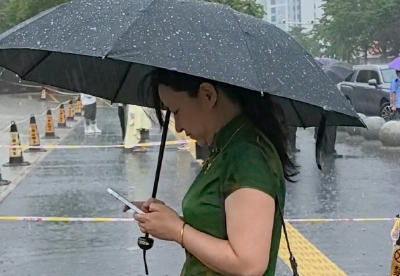 高考第二天，暴雨中的这位妈妈让人心疼又感动！