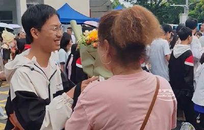 中考最后一天 考场外秒变“花海” 家长的仪式感拉满
