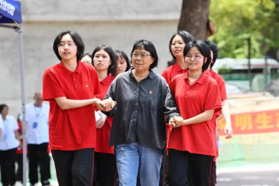 连续15年高考送考 张桂梅的小喇叭再次吹响高考冲锋号