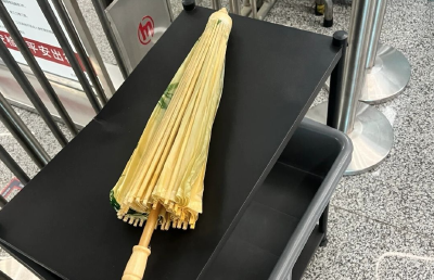 女子带油纸伞坐杭州地铁未通过安检，地铁回应油纸伞被扣原因