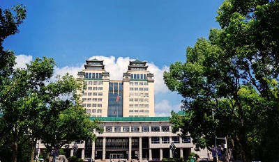 武汉一高校悄悄给困难学生饭卡打钱，校方回应