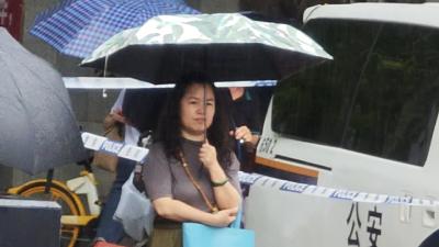 一声声“妈”穿透雨声 考场外藏着父母最温柔的牵挂