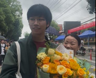 武汉考生从高考作文题悟人生：乐观热爱直面残酷 
