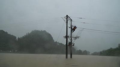 暴雨致电路跳闸停电，恩施鹤峰电力抢修人员冒雨攀上电杆排险