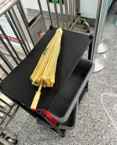 女子带油纸伞坐杭州地铁未通过安检，地铁回应油纸伞被扣原因
