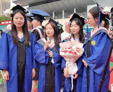 毕业生为室友定制簪花学位帽  祝福藏在针脚里 每一顶都独一无二