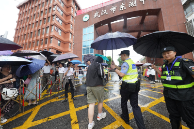 武汉9.85万中考生雨中赴考 警方全力护航