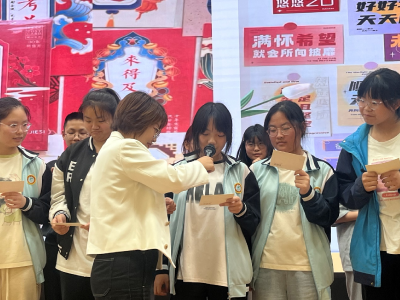鄂州：鄂州市华容区武汉新城未来学校举行“12355中高考减压”活动